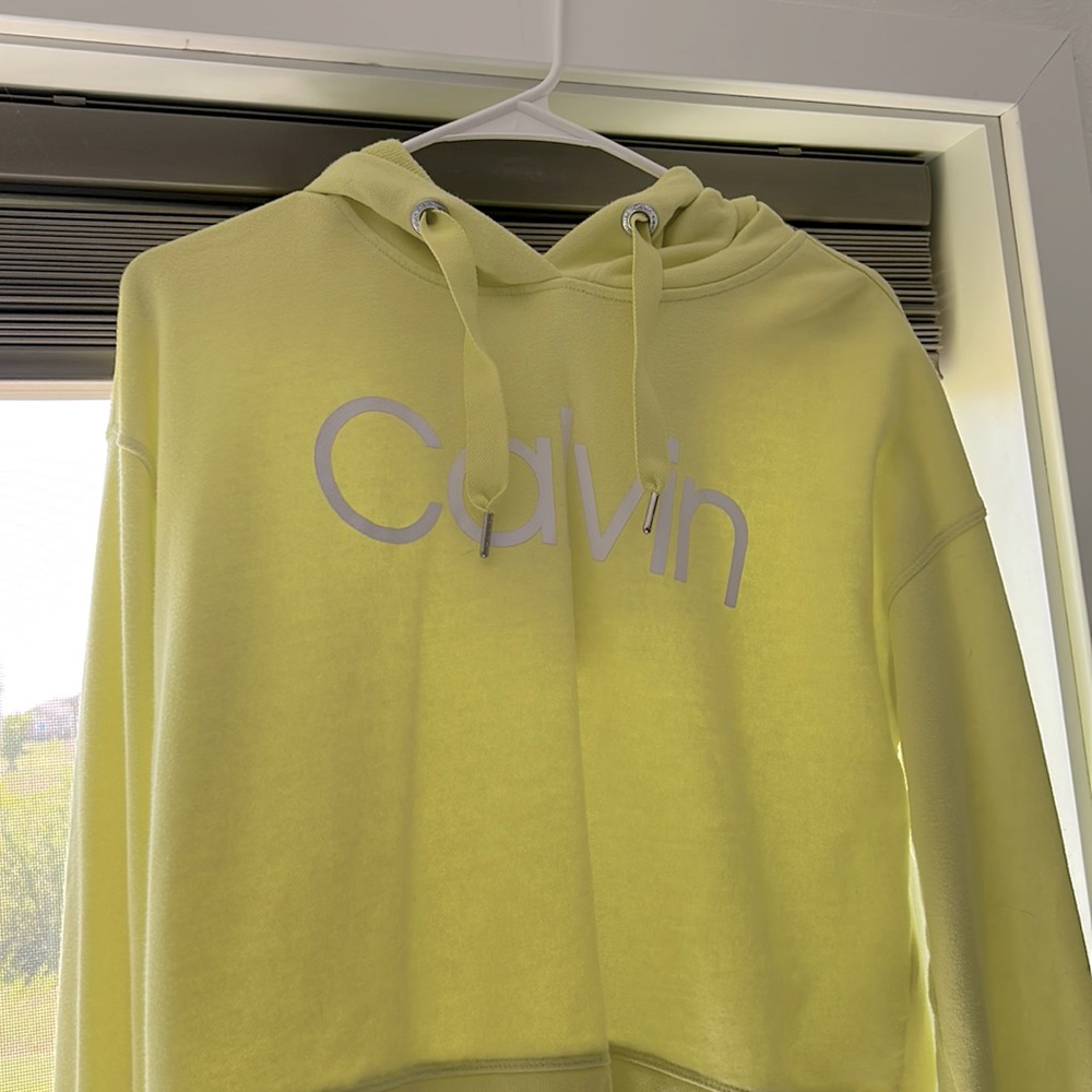 Crop Calvin Klein yellow sweatshirt!💛